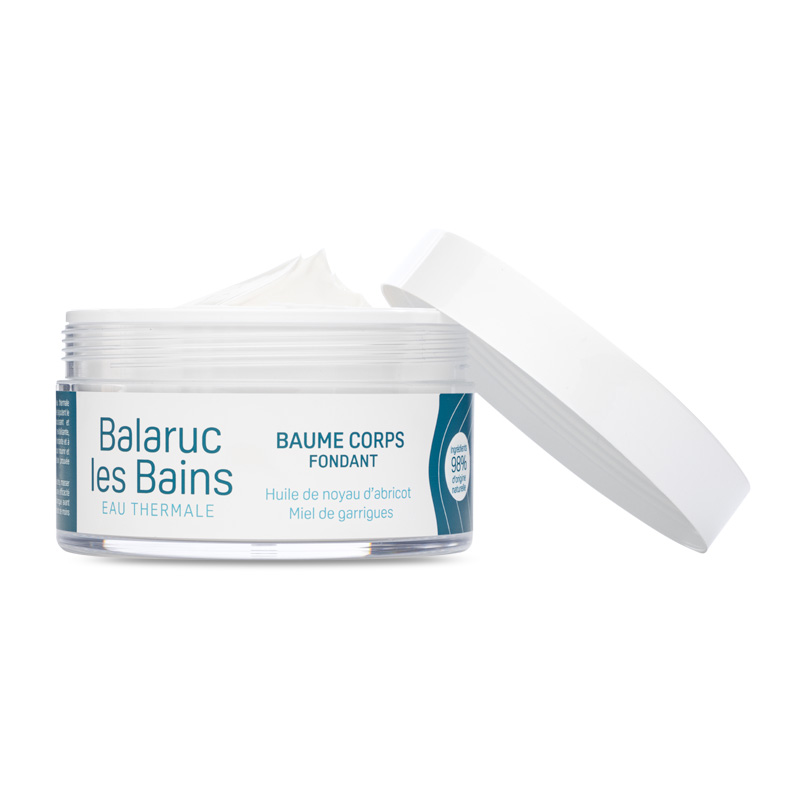 Pot ouvert 200ml montrant la texture onctueuse et crémeuse du baume corps fondant de Balaruc-les-Bains Eau thermale au miel de garrigues et huile de noyau d'abricot avec ingrédients à 98% d'origine naturelle