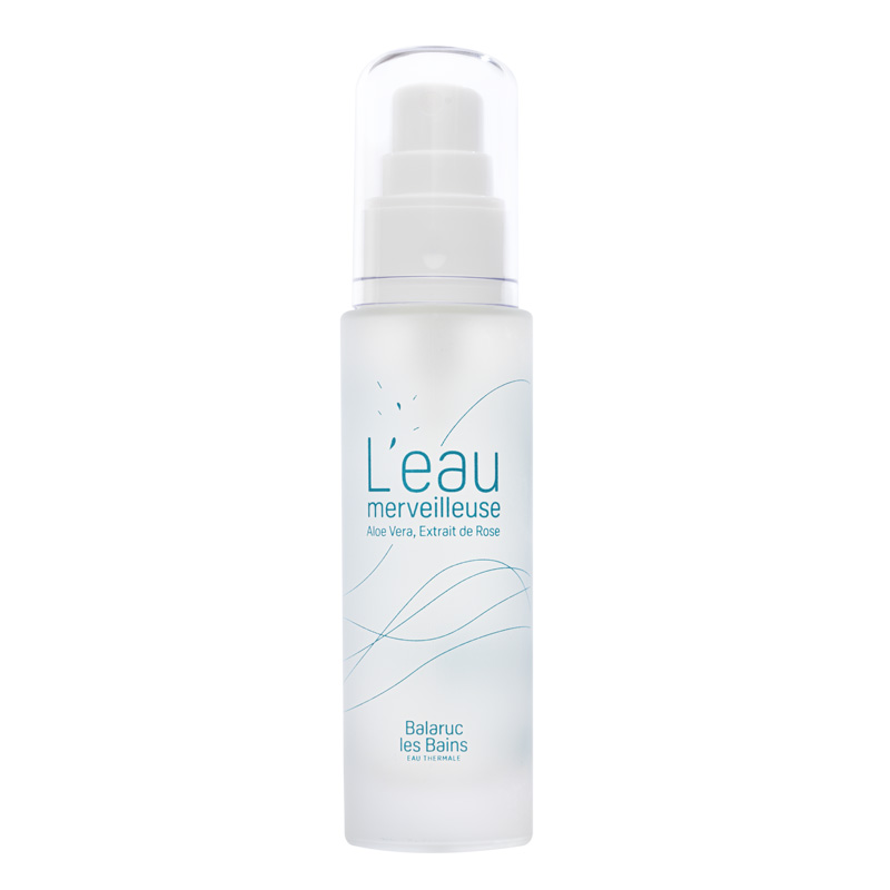 Flacon en verre dépoli de 50ml présentant la brume d'eau thermale de Balaruc-les-Bains appelée L'Eau merveilleuse. L'eau thermale régénérante, protectrice et isotonique est enrichie en aloe vera et extrait de rose pour un parfum poudré. 95% d'ingrédients d'origine naturelle. Flacon fermé