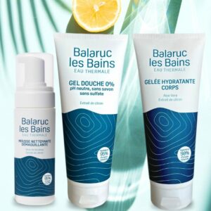 Sur fond de citron jaune avec palmier et transparence de vert, retrouvez le flacon pompe de la mousse nettoyante démaquillante 150ml, le tube 200ml du gel douche 0% au pH neutre sans savon et sans sulfate et le tube 200ml de la gelée hydratante corps à l'aloe vera et extrait de citron. Les trois produits ont la même senteur de sorbet citron ou citron meringué.