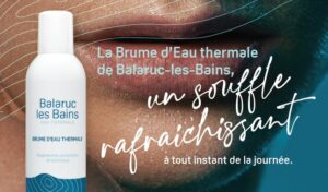 Flacon spray 300ml de la Brume d'eau thermale de Balaruc-les-Bains, 100% naturelle, en photo devant un visage au teint frais parsemé de gouttelettes d'eau fraîche.